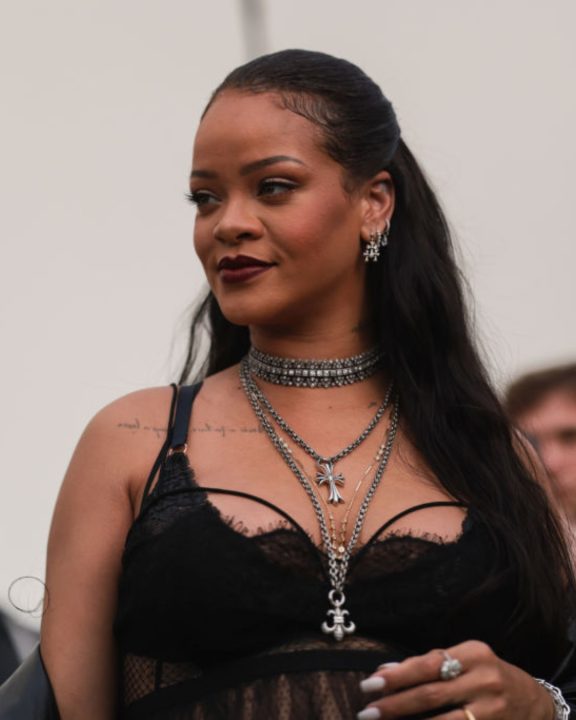 Sem distinção! Rihanna aposta em jaqueta florida de nova coleção masculina da Dior em Paris
A cantora Rihanna está em Paris e sua agenda fashionista segue agitada; inclusive, brilhou nas ruas da cidade com peça masculina da Dior
