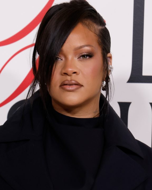 Rihanna brilha com tornozeleira de diamantes