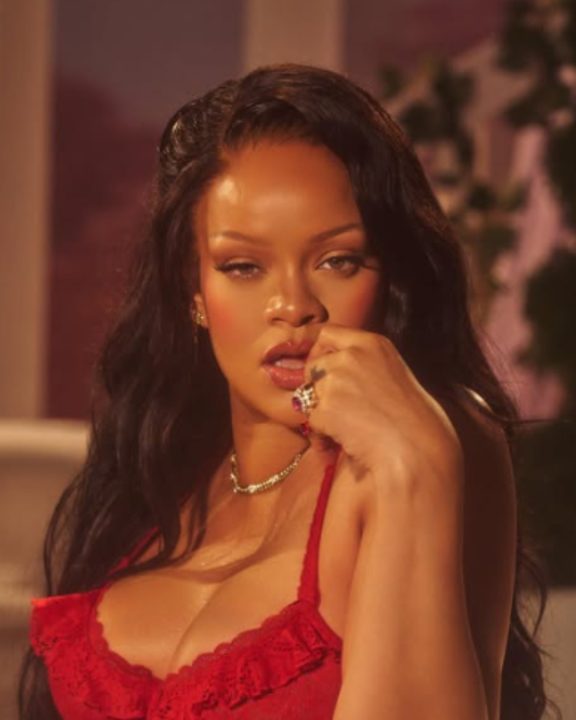Rihanna estrela campanha da Savage X Fenty