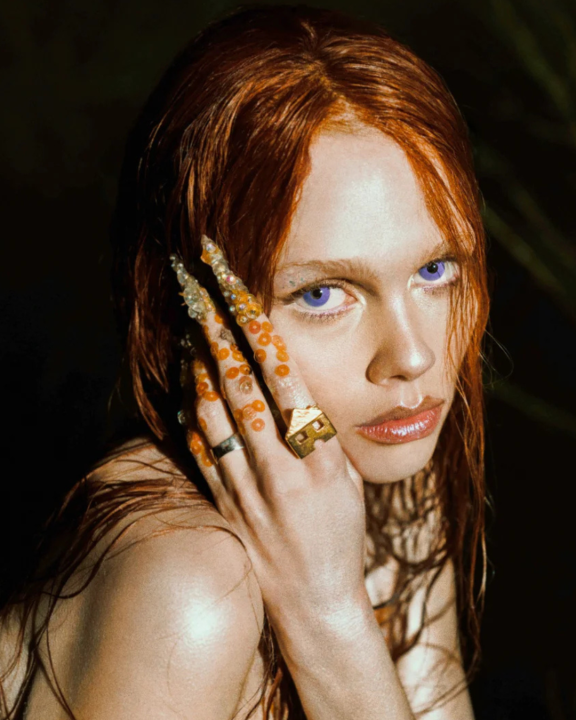 mystique mistura sereias, hollywood e memórias em joias

A marca, lançada em outubro de 2025,  alia a ouriversaria tradicional com experimentações