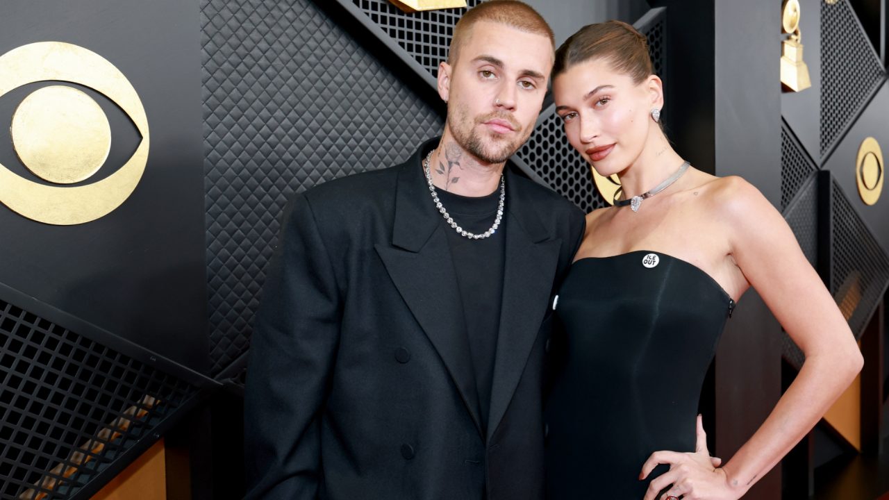Justin e Hailey Bieber usam look monocromático no Grammy 2026
