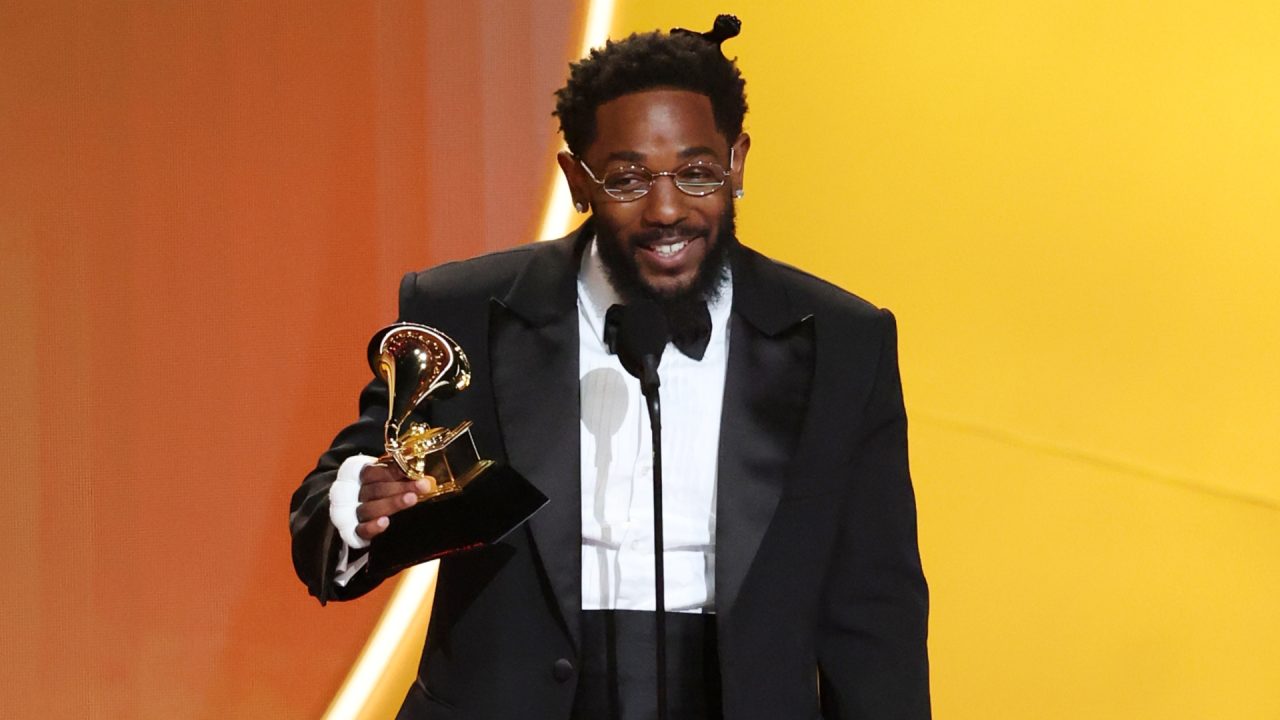 Veja os looks que se destacaram durante a premiação do Grammy 2026