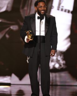 Veja os looks que se destacaram durante a premiação do Grammy 2026