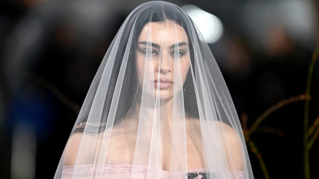 Charli XCX com vestido Erdem