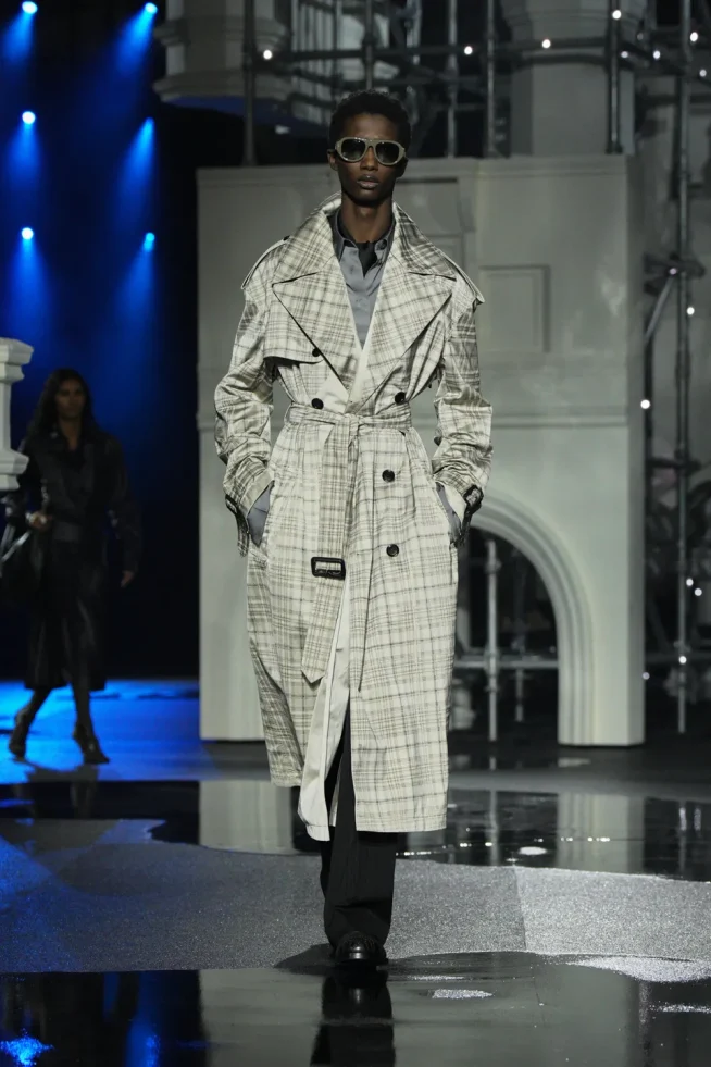 DT_BURBERRY_2026_W26_SHOW_RUNWAY_LOOK_FRONT_04__RGB_CROPPED_2x3