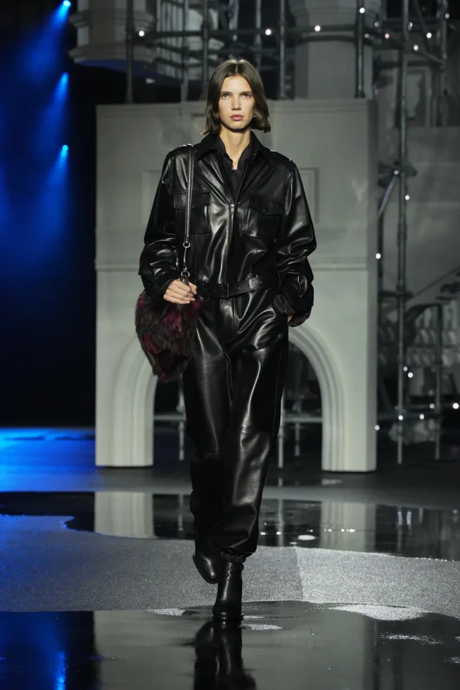 DT_BURBERRY_2026_W26_SHOW_RUNWAY_LOOK_FRONT_06__RGB_CROPPED_2x3