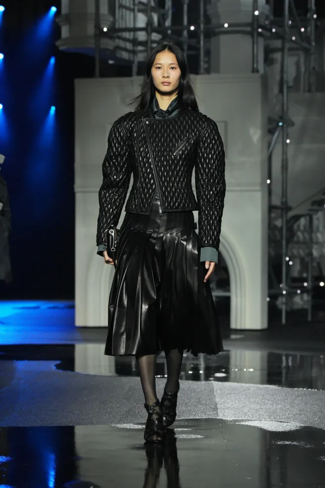 DT_BURBERRY_2026_W26_SHOW_RUNWAY_LOOK_FRONT_09__RGB_CROPPED_2x3