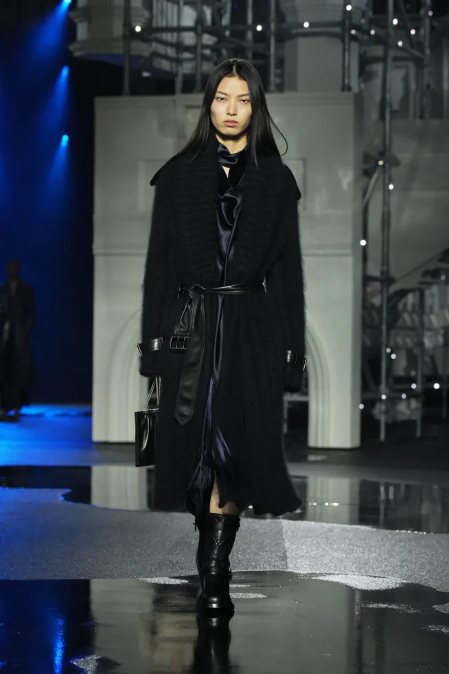 DT_BURBERRY_2026_W26_SHOW_RUNWAY_LOOK_FRONT_13__RGB_CROPPED_2x3