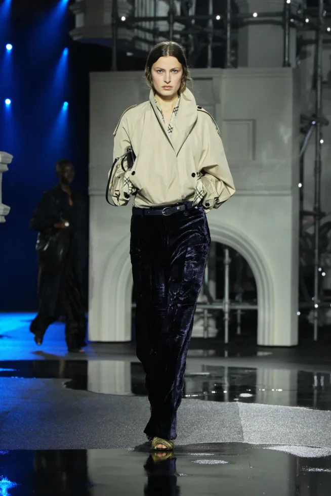 DT_BURBERRY_2026_W26_SHOW_RUNWAY_LOOK_FRONT_14__RGB_CROPPED_2x3