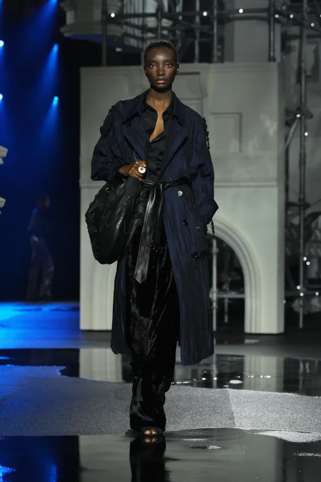 DT_BURBERRY_2026_W26_SHOW_RUNWAY_LOOK_FRONT_15__RGB_CROPPED_2x3