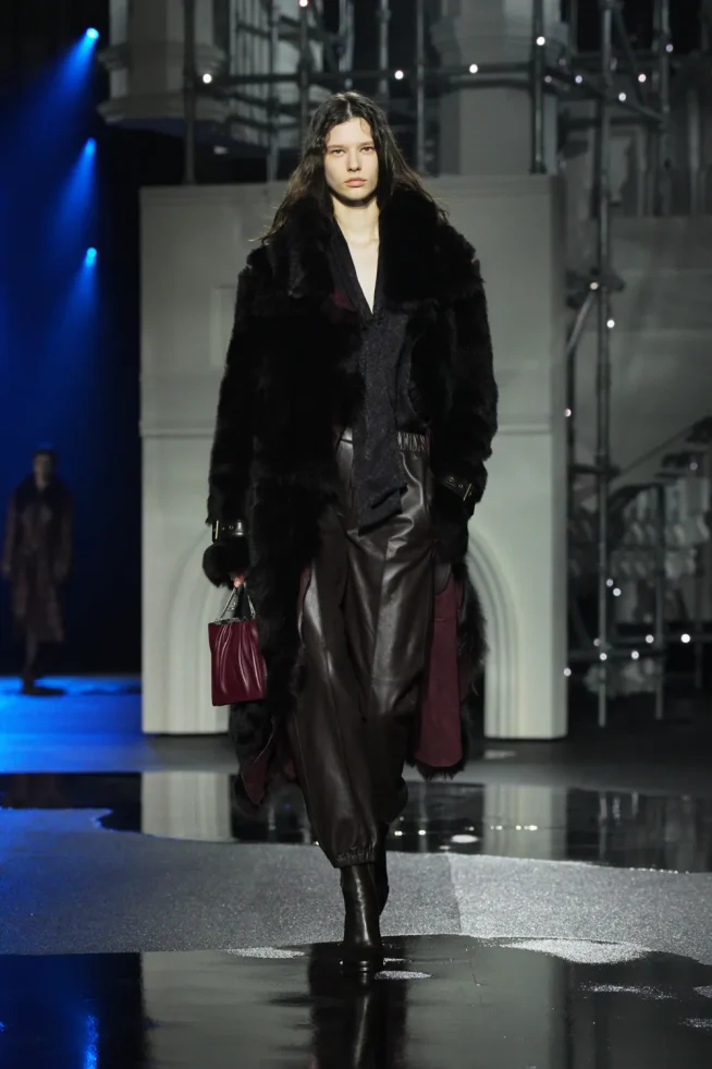 DT_BURBERRY_2026_W26_SHOW_RUNWAY_LOOK_FRONT_18__RGB_CROPPED_2x3