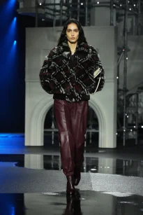 DT_BURBERRY_2026_W26_SHOW_RUNWAY_LOOK_FRONT_23__RGB_CROPPED_2x3