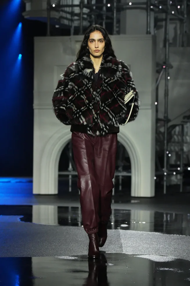 DT_BURBERRY_2026_W26_SHOW_RUNWAY_LOOK_FRONT_23__RGB_CROPPED_2x3