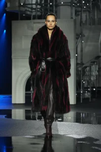 DT_BURBERRY_2026_W26_SHOW_RUNWAY_LOOK_FRONT_25__RGB_CROPPED_2x3