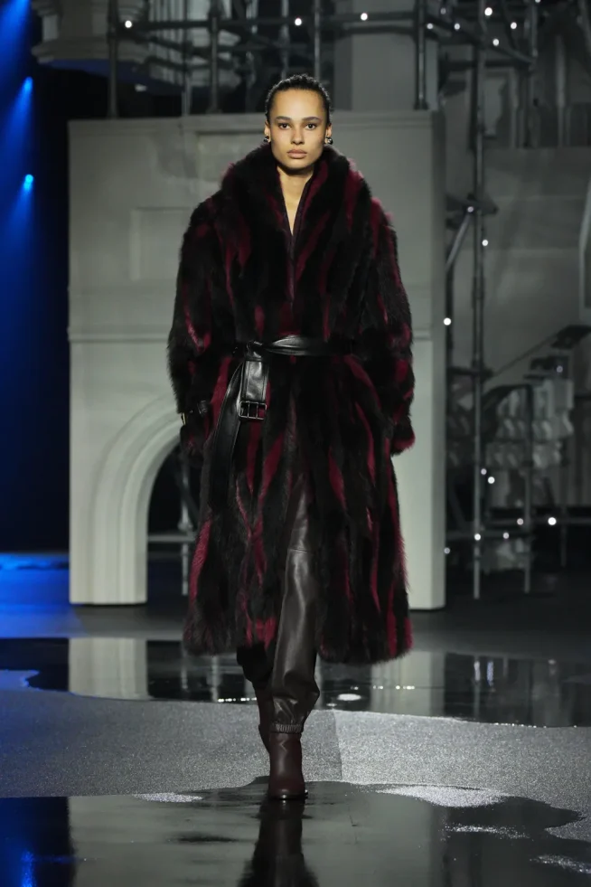 DT_BURBERRY_2026_W26_SHOW_RUNWAY_LOOK_FRONT_25__RGB_CROPPED_2x3