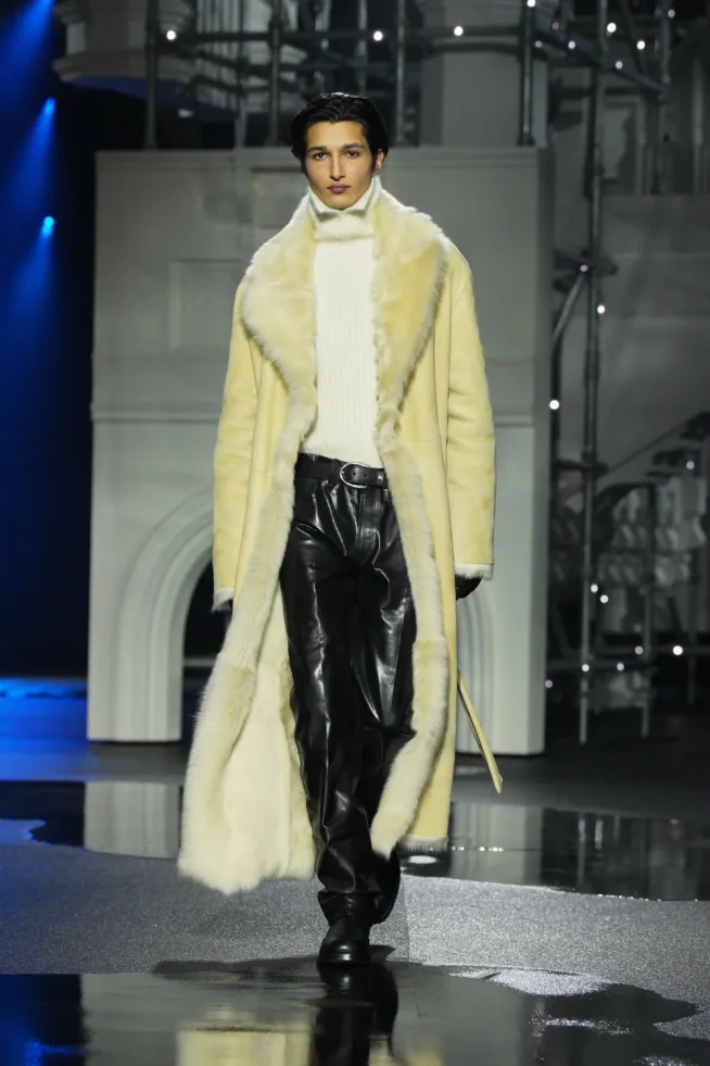 DT_BURBERRY_2026_W26_SHOW_RUNWAY_LOOK_FRONT_27__RGB_CROPPED_2x3