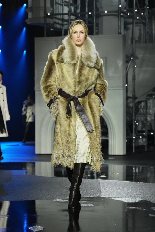 DT_BURBERRY_2026_W26_SHOW_RUNWAY_LOOK_FRONT_29__RGB_CROPPED_2x3