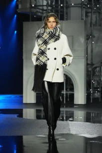DT_BURBERRY_2026_W26_SHOW_RUNWAY_LOOK_FRONT_31__RGB_CROPPED_2x3