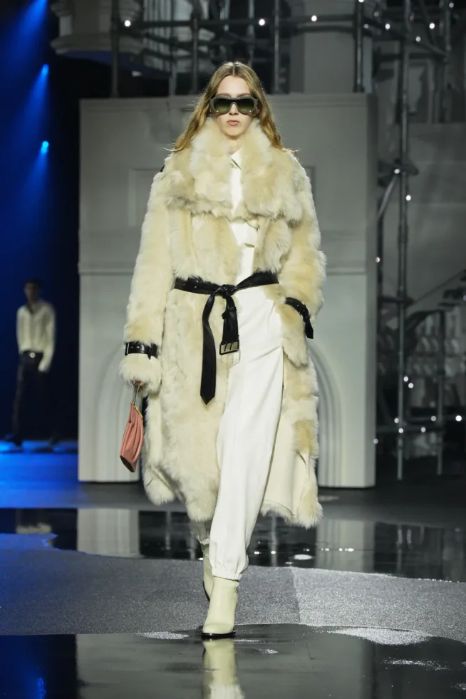 DT_BURBERRY_2026_W26_SHOW_RUNWAY_LOOK_FRONT_32__RGB_CROPPED_2x3