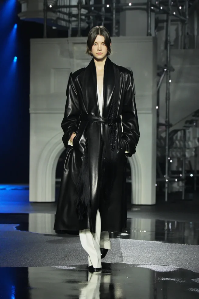 DT_BURBERRY_2026_W26_SHOW_RUNWAY_LOOK_FRONT_33__RGB_CROPPED_2x3