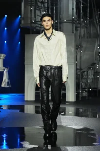 DT_BURBERRY_2026_W26_SHOW_RUNWAY_LOOK_FRONT_34__RGB_CROPPED_2x3