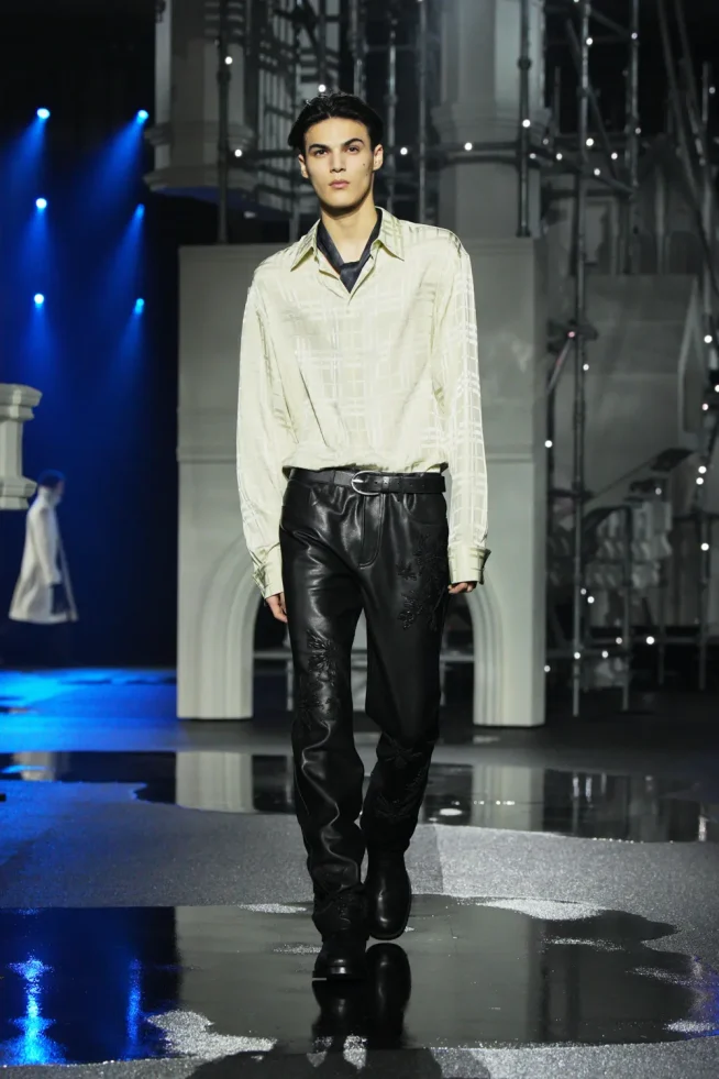 DT_BURBERRY_2026_W26_SHOW_RUNWAY_LOOK_FRONT_34__RGB_CROPPED_2x3