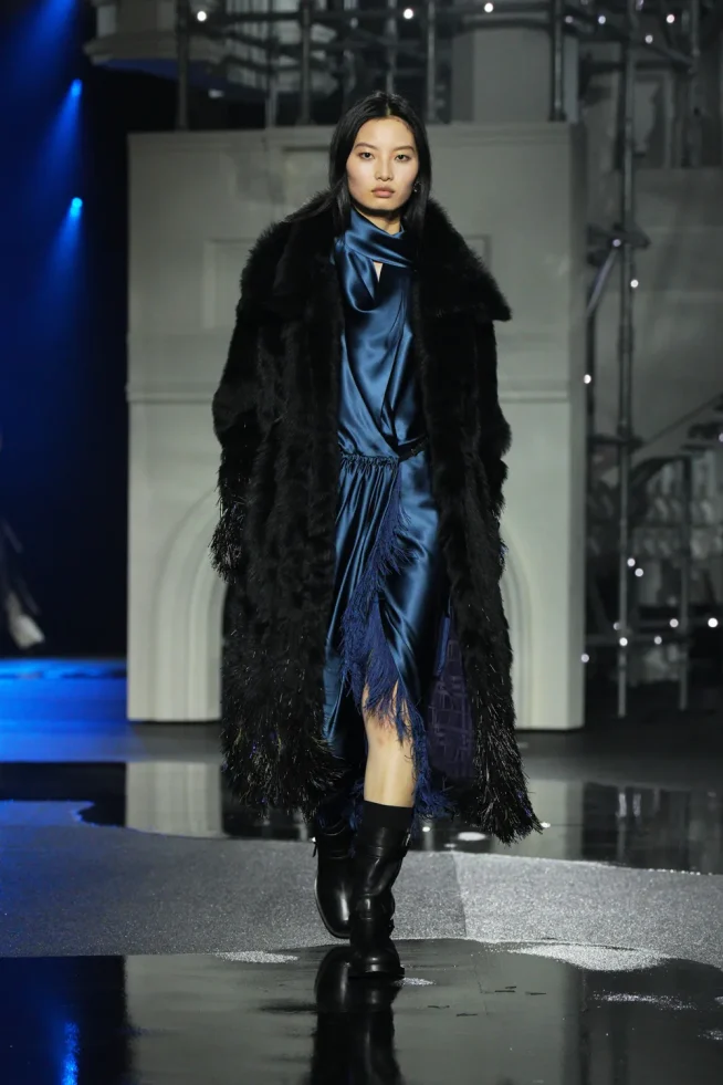 DT_BURBERRY_2026_W26_SHOW_RUNWAY_LOOK_FRONT_37__RGB_CROPPED_2x3