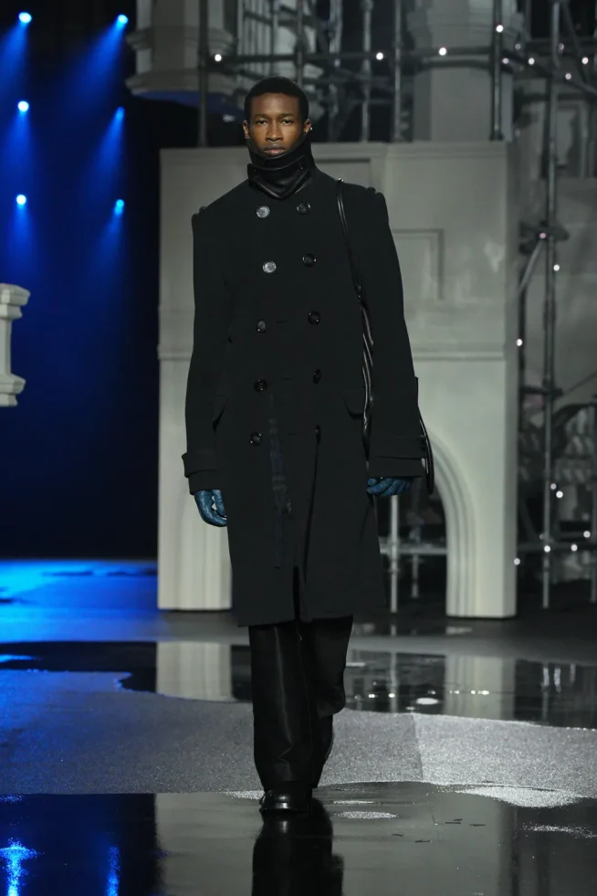 DT_BURBERRY_2026_W26_SHOW_RUNWAY_LOOK_FRONT_38__RGB_CROPPED_2x3