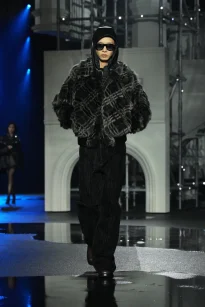 DT_BURBERRY_2026_W26_SHOW_RUNWAY_LOOK_FRONT_40__RGB_CROPPED_2x3