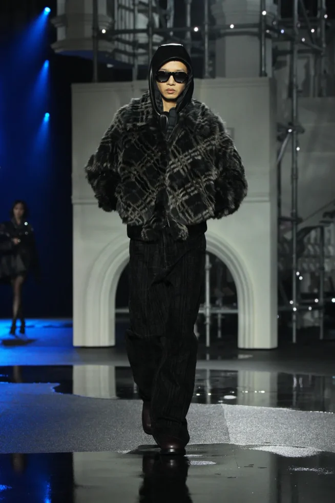 DT_BURBERRY_2026_W26_SHOW_RUNWAY_LOOK_FRONT_40__RGB_CROPPED_2x3