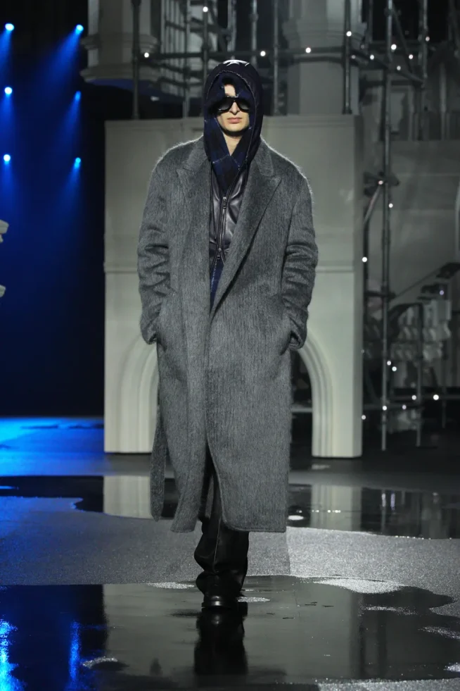 DT_BURBERRY_2026_W26_SHOW_RUNWAY_LOOK_FRONT_42__RGB_CROPPED_2x3