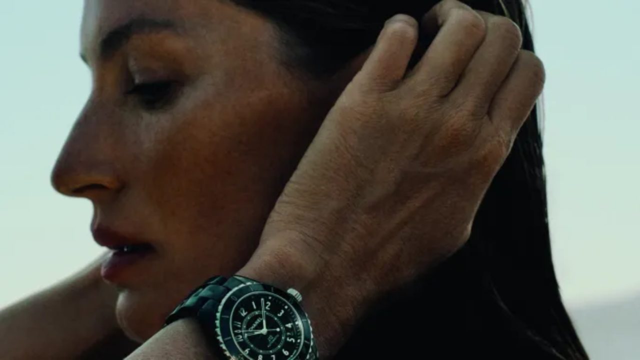 Gisele Bündchen estrela nova campanha da Chanel e é o rosto do relógio icônico J12