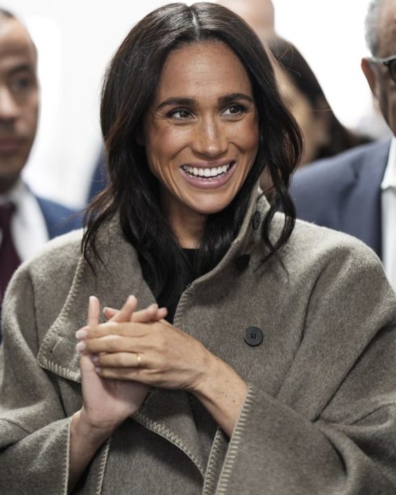 O casaco da Zara que Meghan Markle transformou em peça de luxo e ditou tendência