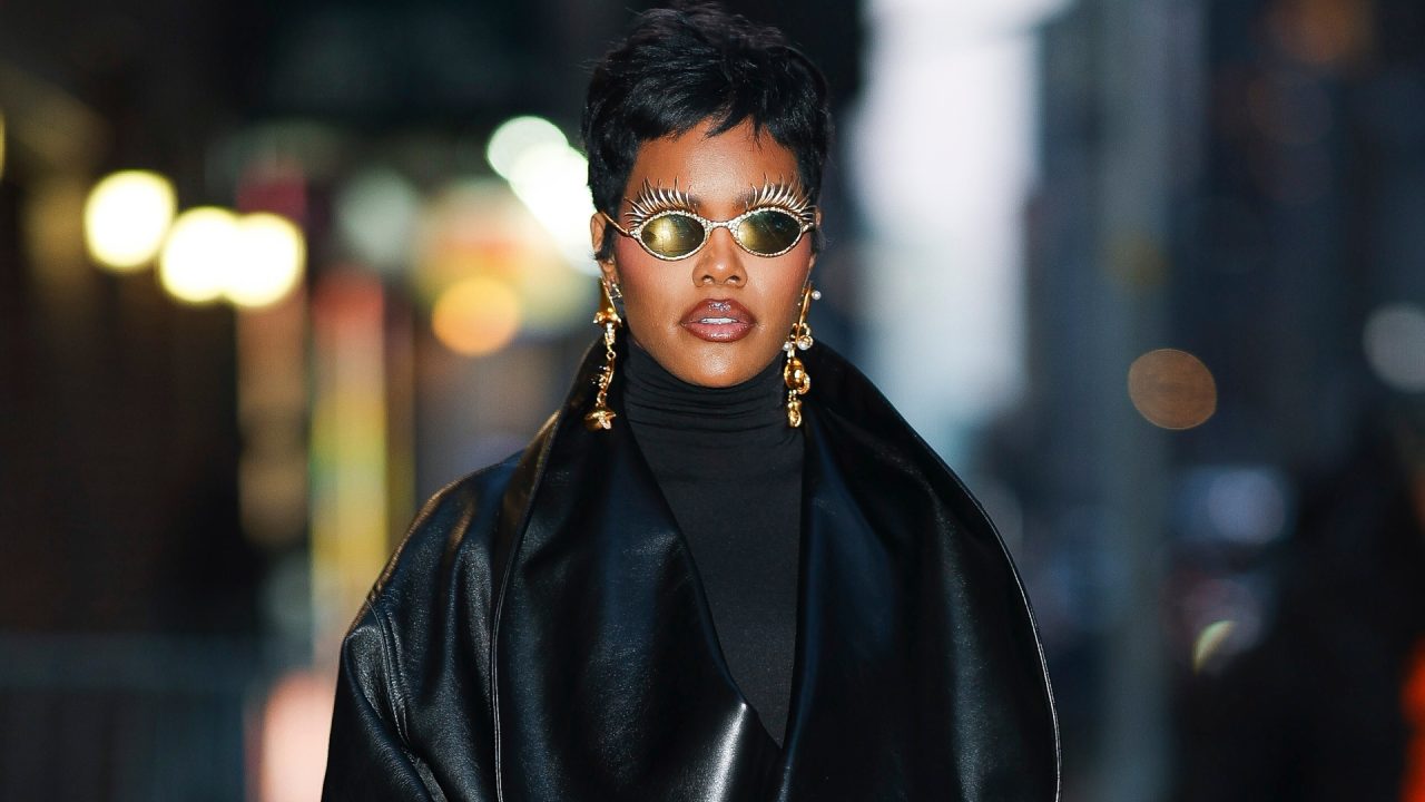Teyana Taylor aposta em couro e acessórios exóticos da Schiaparelli em look ousado