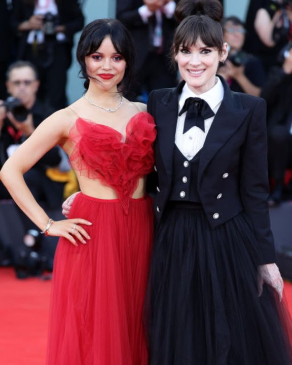 Winona Ryder integra elenco da nova temporada de ‘Wandinha’ ao lado de Jenna Ortega