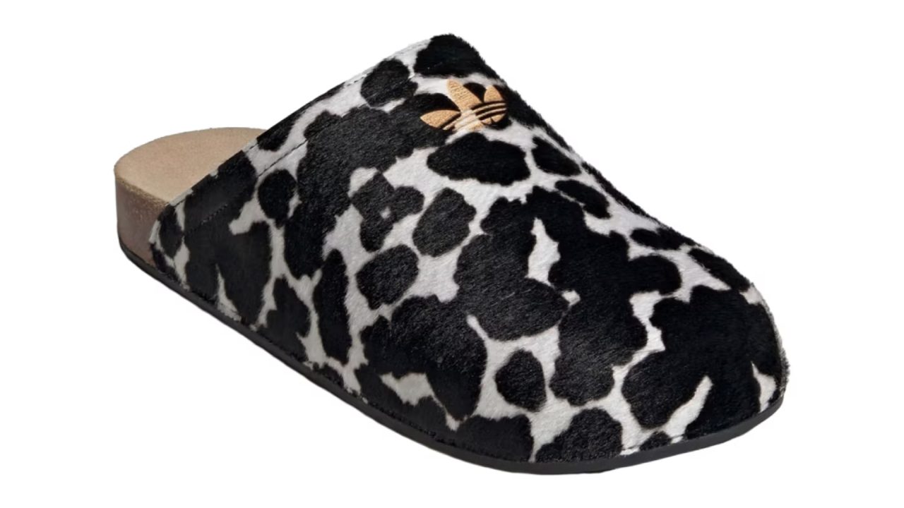 Adidas lança novo ADIMULE com solado baixo e aposta no animal print com estampa de vaca