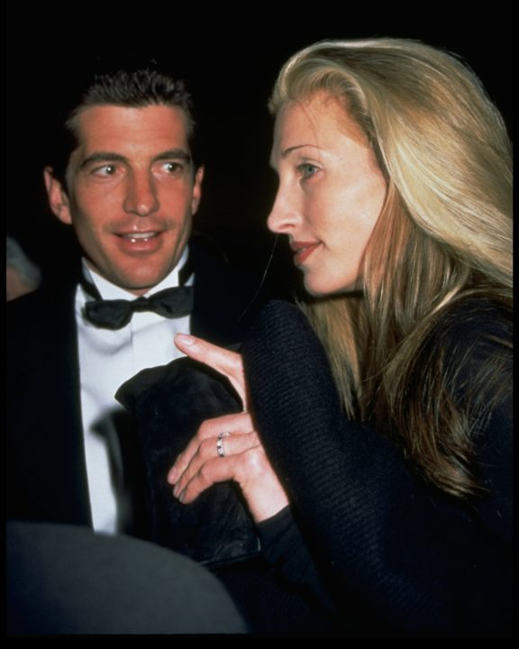 O mistério do anel de noivado de Carolyn Bessette: Por que não era a joia que todos esperavam?
Esqueça os diamantes gigantes da dinastia Kennedy! Descubra a história do ‘swimming ring’, o anel minimalista de Carolyn Bessette