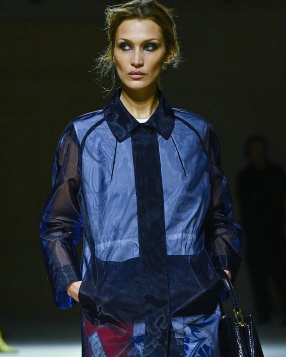 Bella Hadid estreia na Prada com quatro looks poderosos e chega a Milão com ‘it bag’