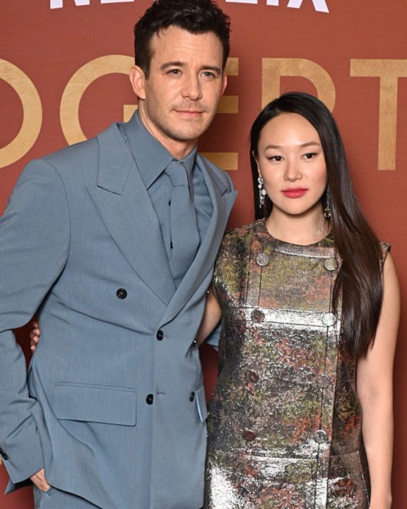 Brilho e visual monocromático: Os looks do elenco de ‘Bridgerton’ na première de Londres