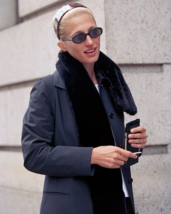 Da Birkin às headbands: Os acessórios que tornaram Carolyn Bessette-Kennedy um ícone fashion
