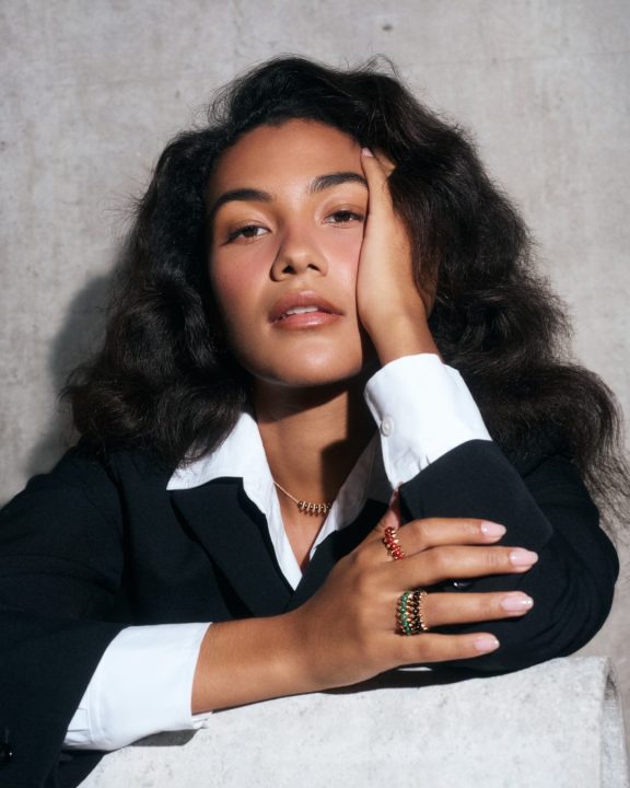 Cartier apresenta Olivia Dean como estrela de nova campanha