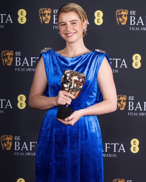 Moda andrógina, vestido inédito e mais: Os looks luxuosos da Chanel no BAFTA 2026