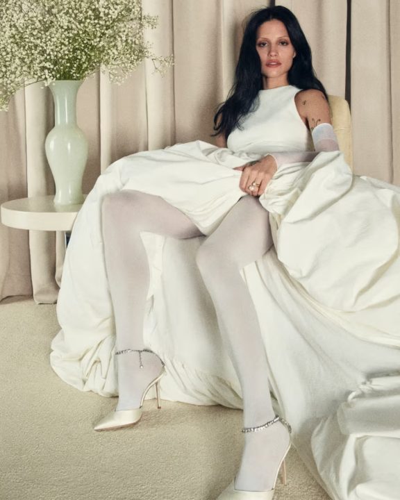 Jimmy Choo reinventa o sapato de noiva com campanha ousada estrelada por Gabbriette