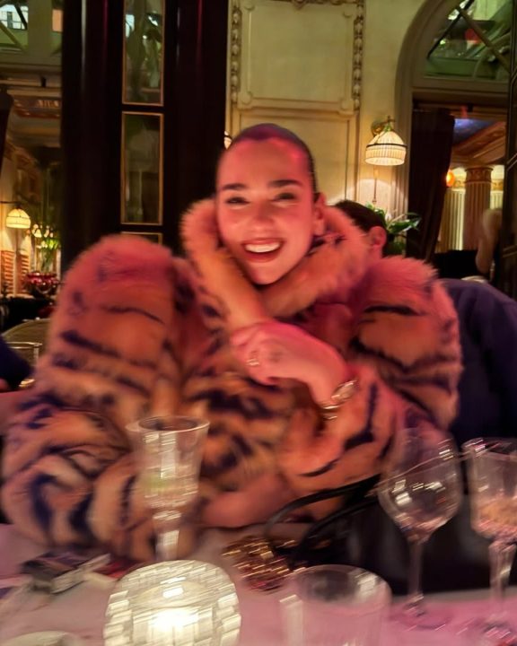 Dua Lipa entra na trend do animal print com casaco de tigre da Gucci em Paris
