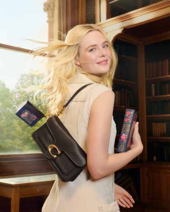 Moda literária: Elle Fanning é o rosto da coleção de ‘mini-livros’ para bolsas da Coach