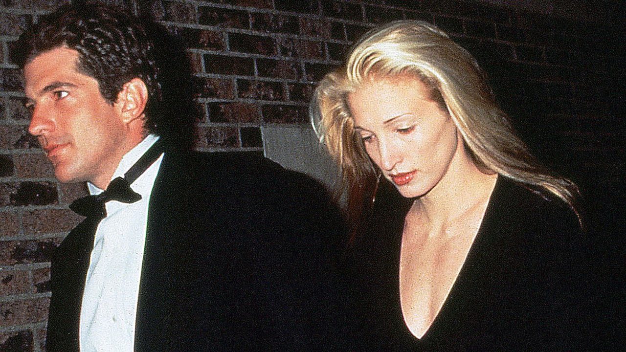 O guarda-roupa de Carolyn Bessette: 5 peças essenciais para adotar a estética em 2026