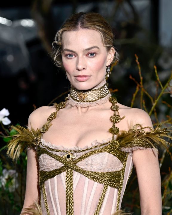 Referência histórica no look de Margot Robbie