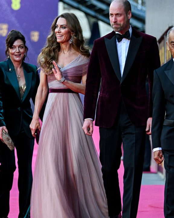 Repetiu? Kate Middleton faz retorno emblemático ao BAFTA em vestido rosa da Gucci