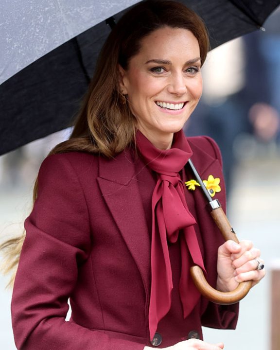 O significado por trás do acessório amarelo no look de Kate Middleton no País de Gales
