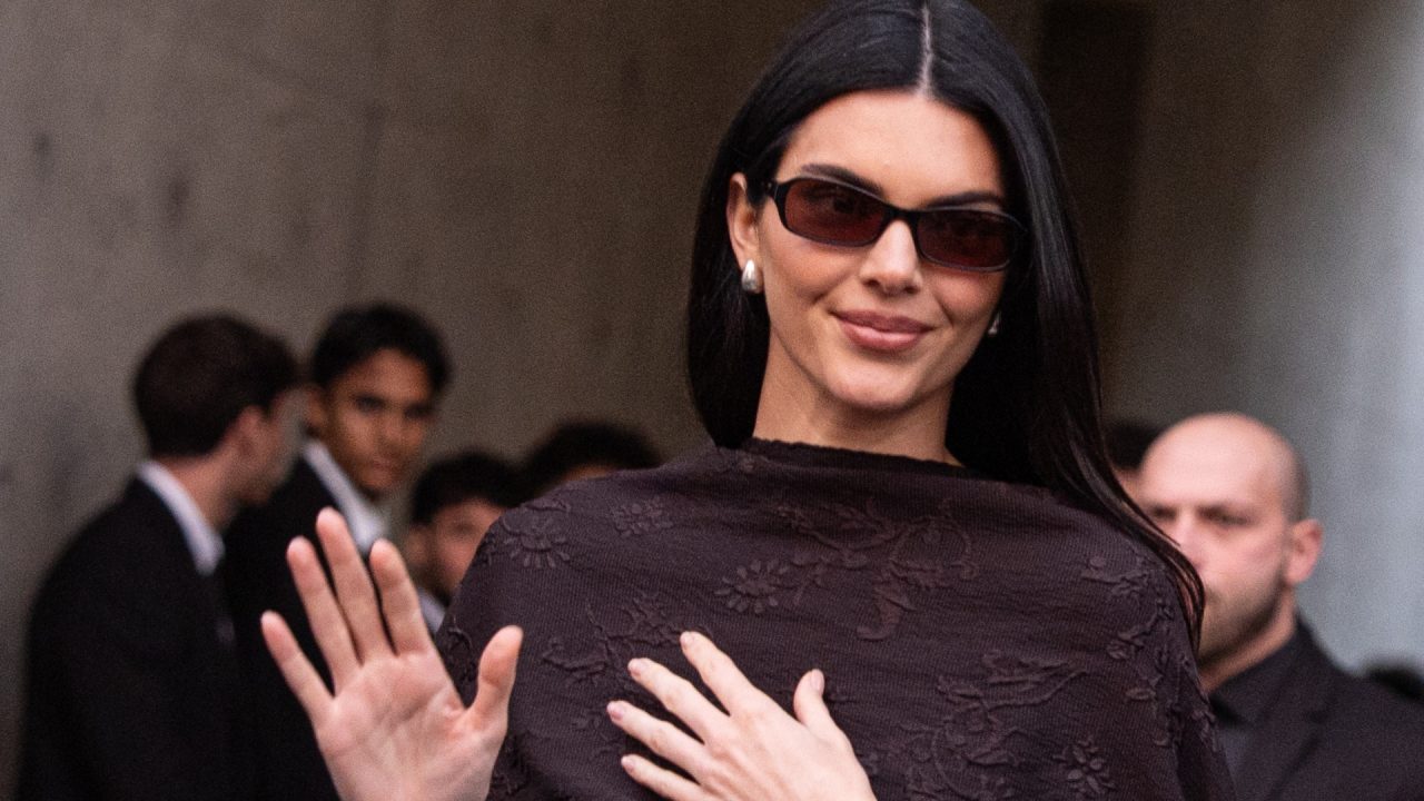 O truque do xale: Kendall Jenner ensina como elevar o vestido preto básico